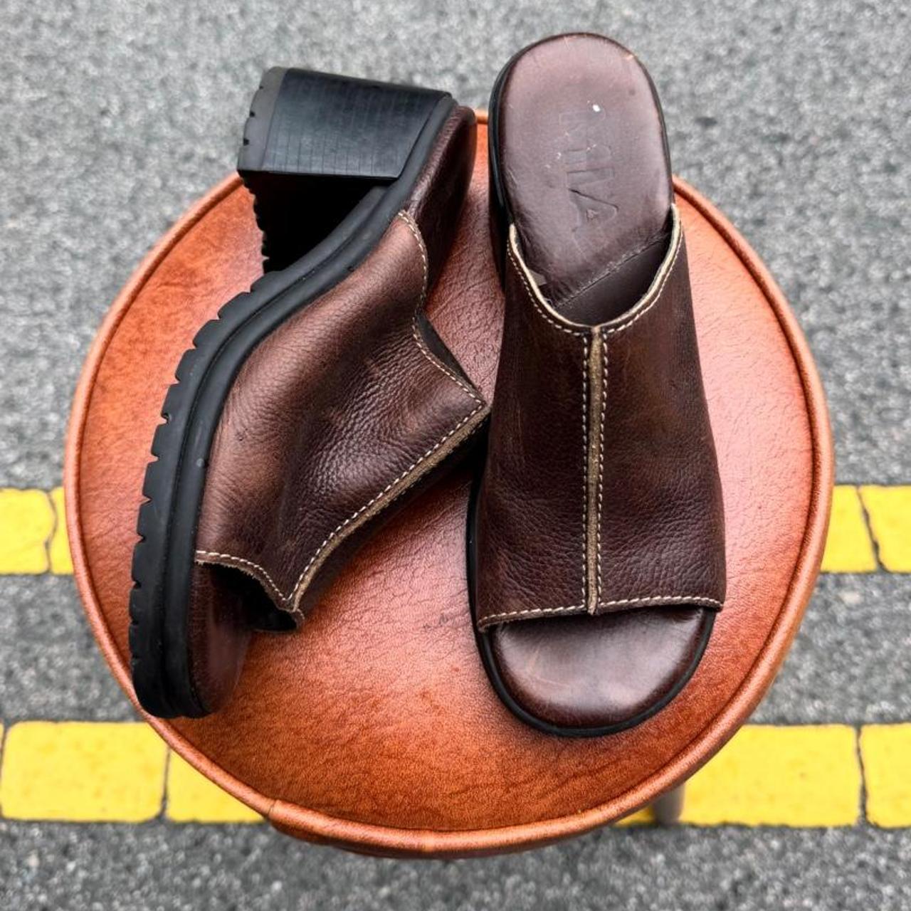 Vintage 90s brown leather wedges 🪐