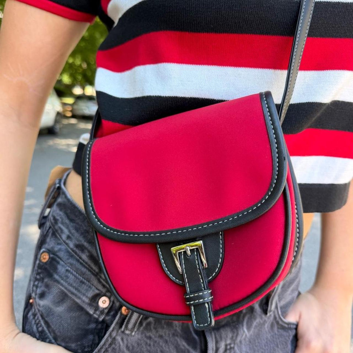 Vintage 90s red & black leather crossbody bag with buckle⛽️