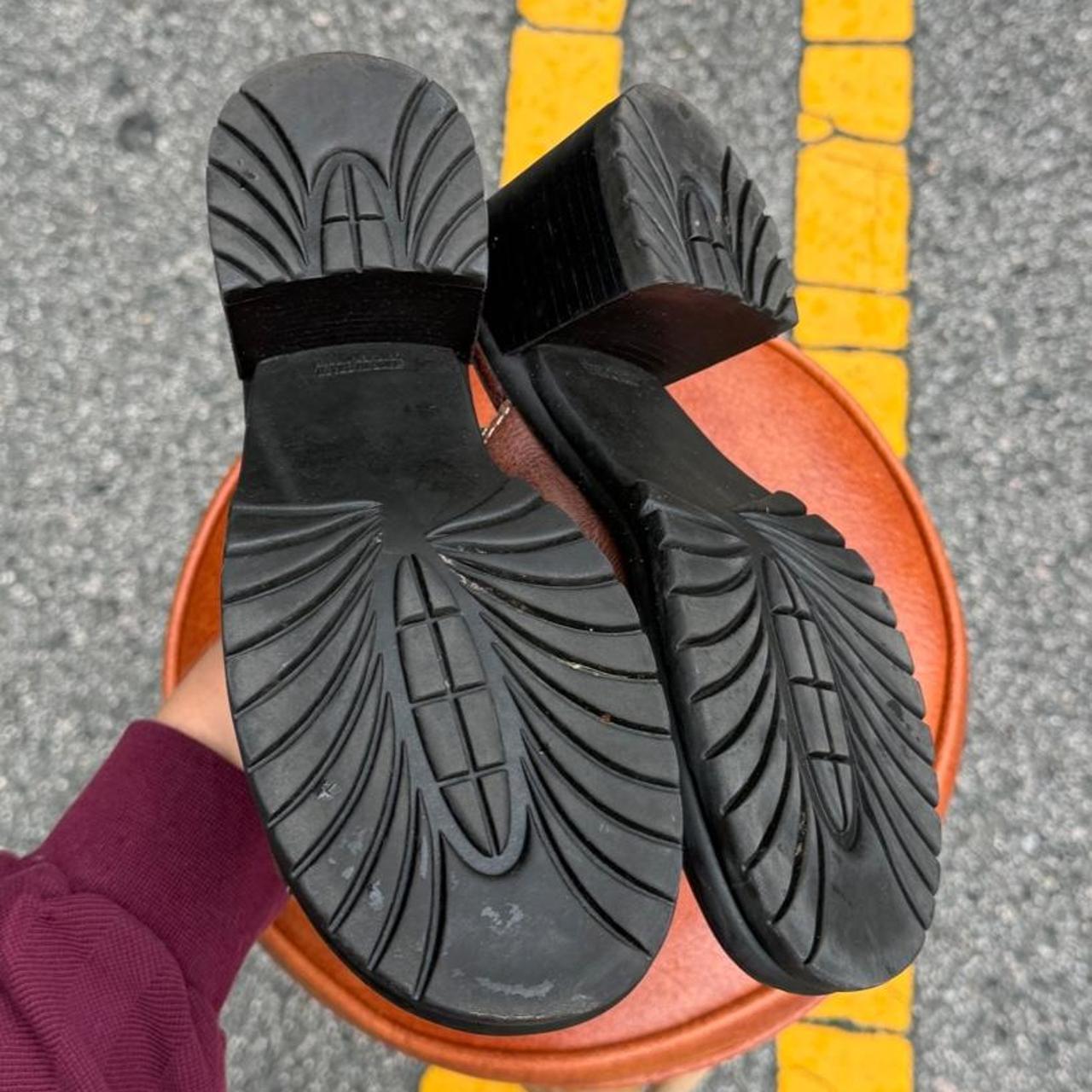 Vintage 90s brown leather wedges 🪐