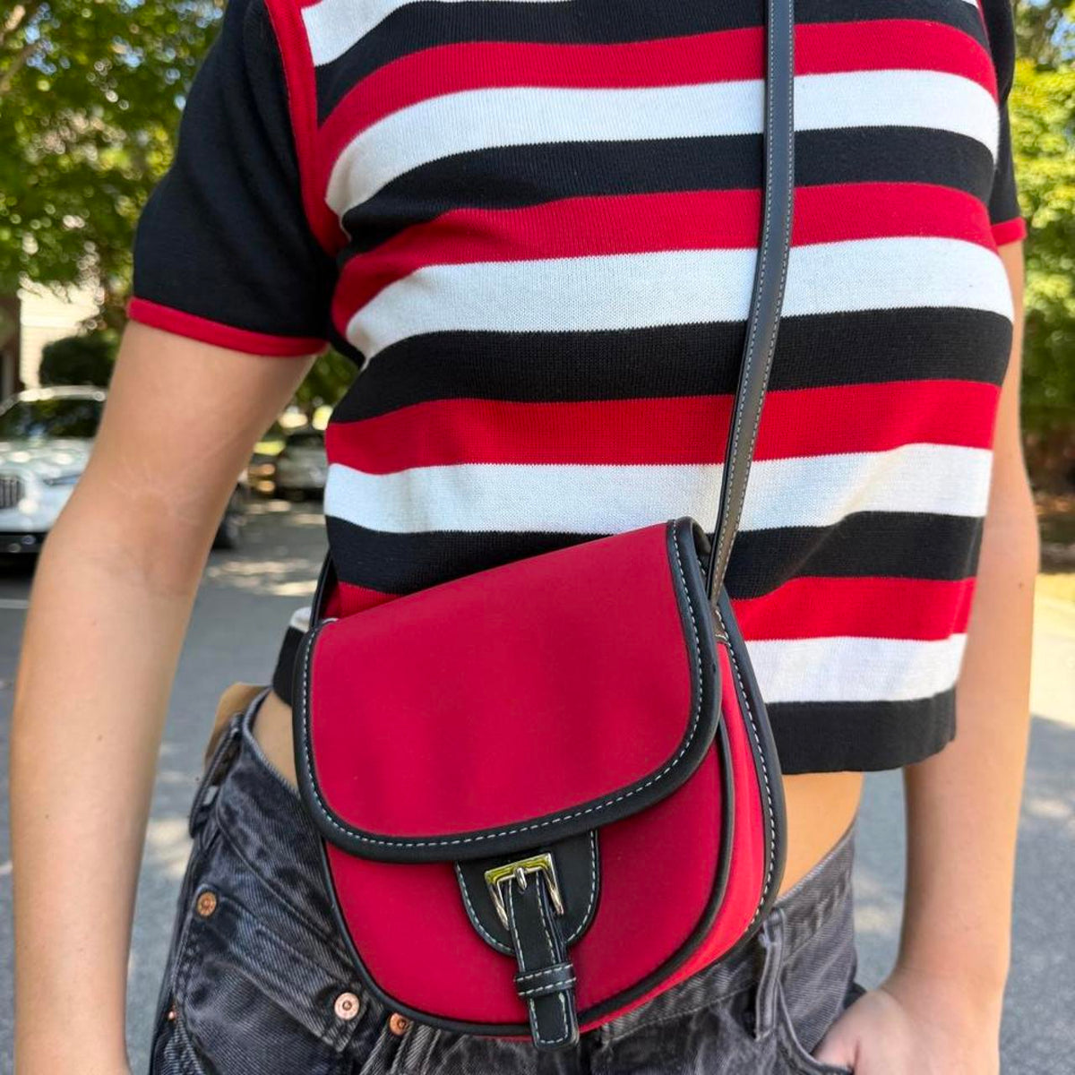 Vintage 90s red & black leather crossbody bag with buckle⛽️