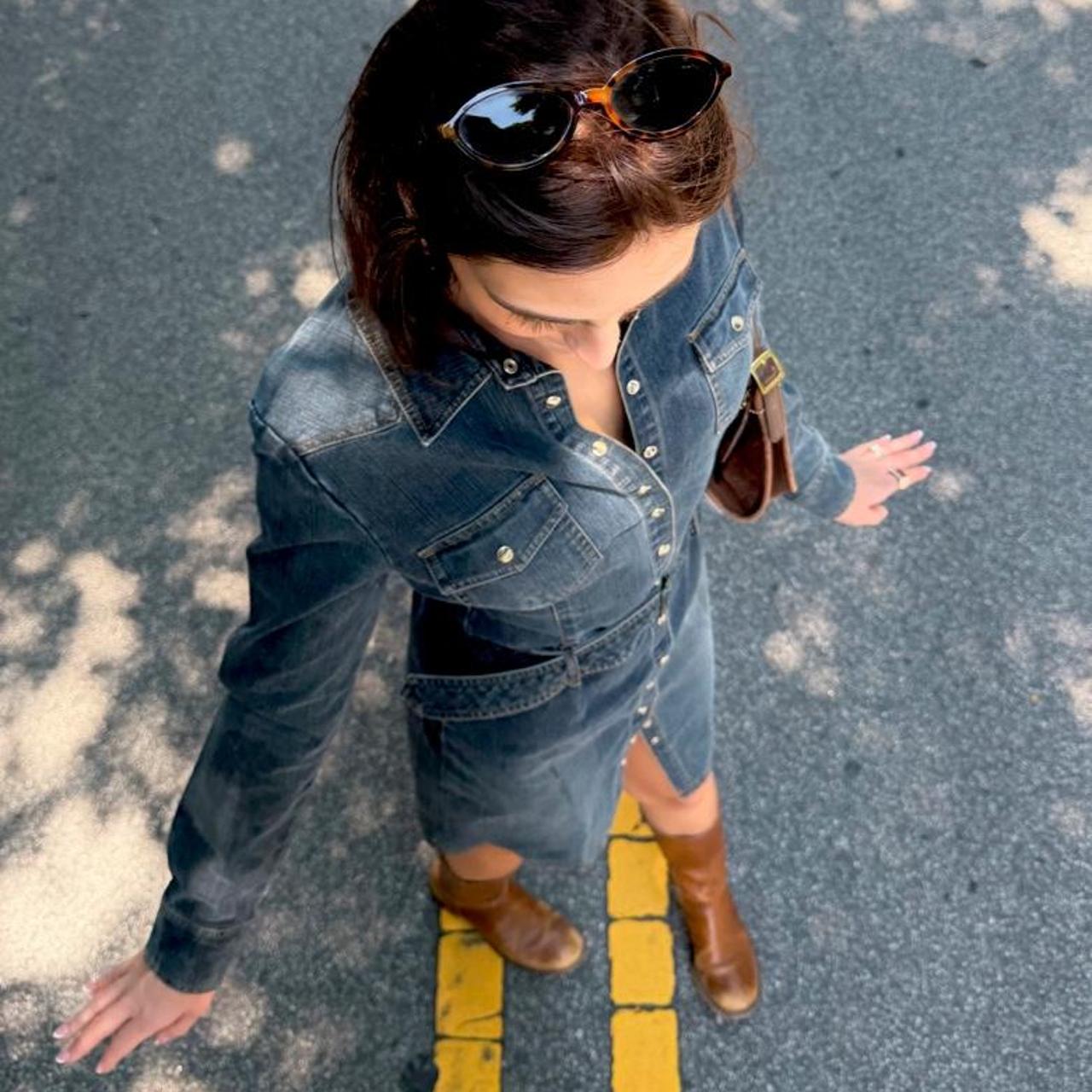 Vintage 90z blue denim mini dress with button-up front and belt🚕