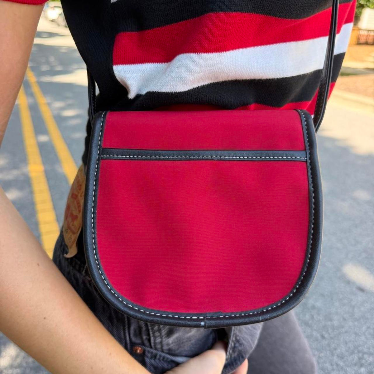 Vintage 90s red & black leather crossbody bag with buckle⛽️