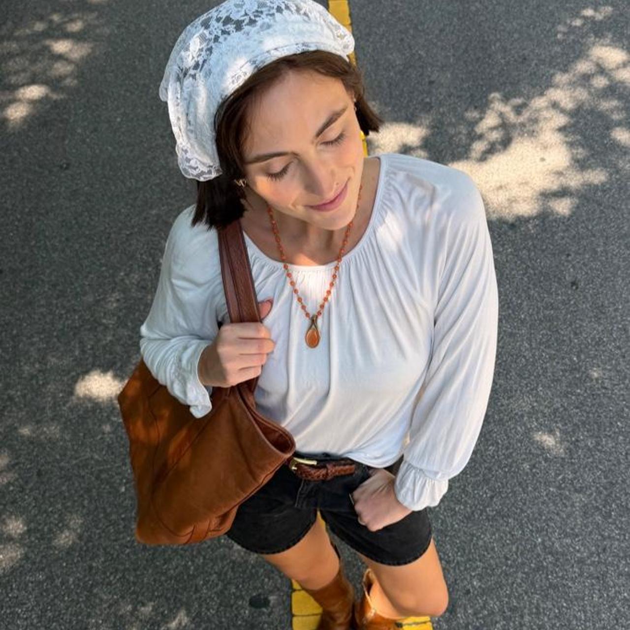 Vintage 90s white long sleeve blouse with flared trim 🥡