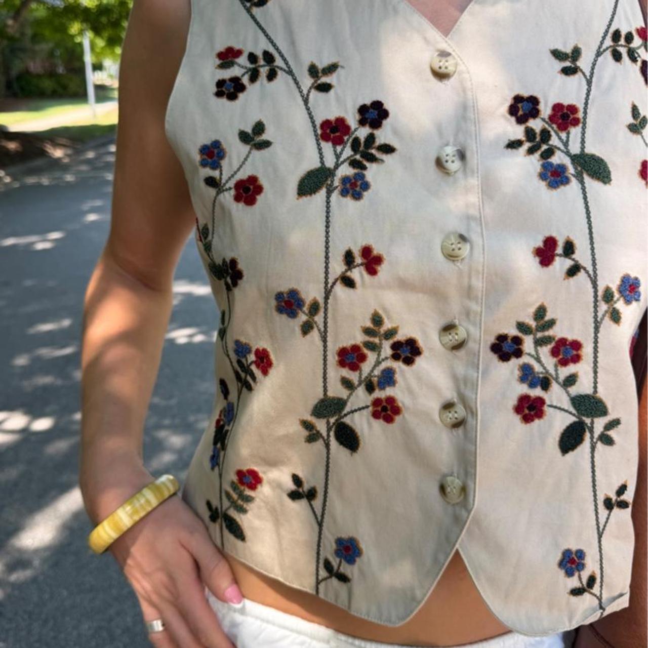 Vintage 90s floral embroidered vest 🌼🪻🥀