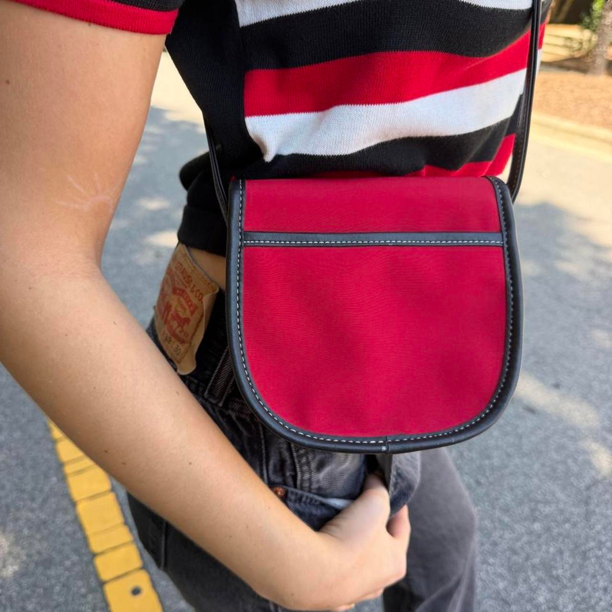 Vintage 90s red & black leather crossbody bag with buckle⛽️