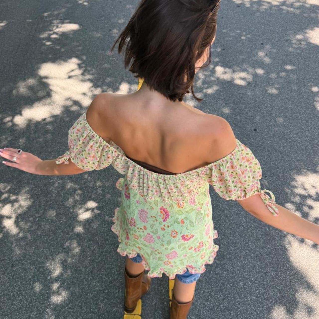 Vintage 90s green floral off the shoulder blouse with pink flowers 🌸