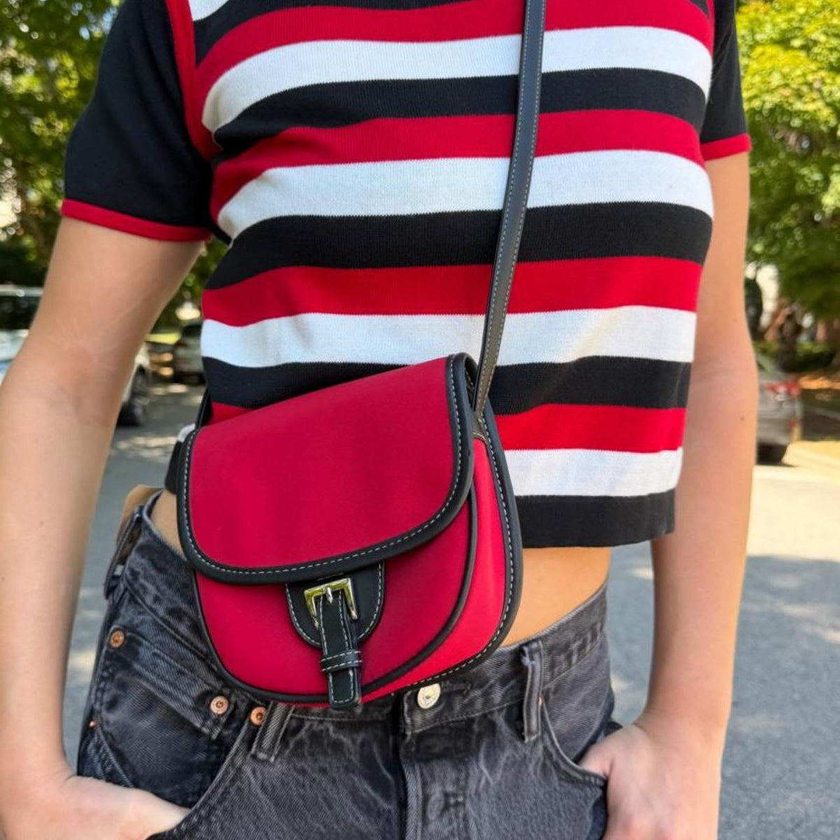 Vintage 90s red & black leather crossbody bag with buckle⛽️