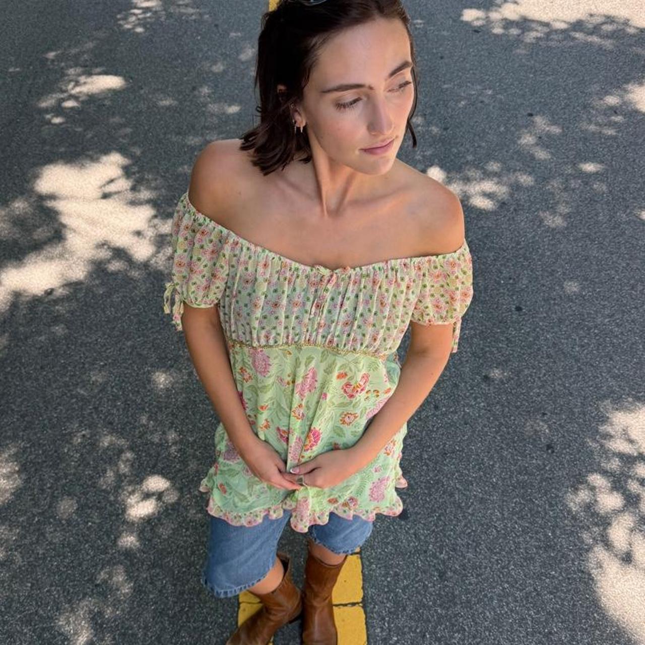 Vintage 90s green floral off the shoulder blouse with pink flowers 🌸