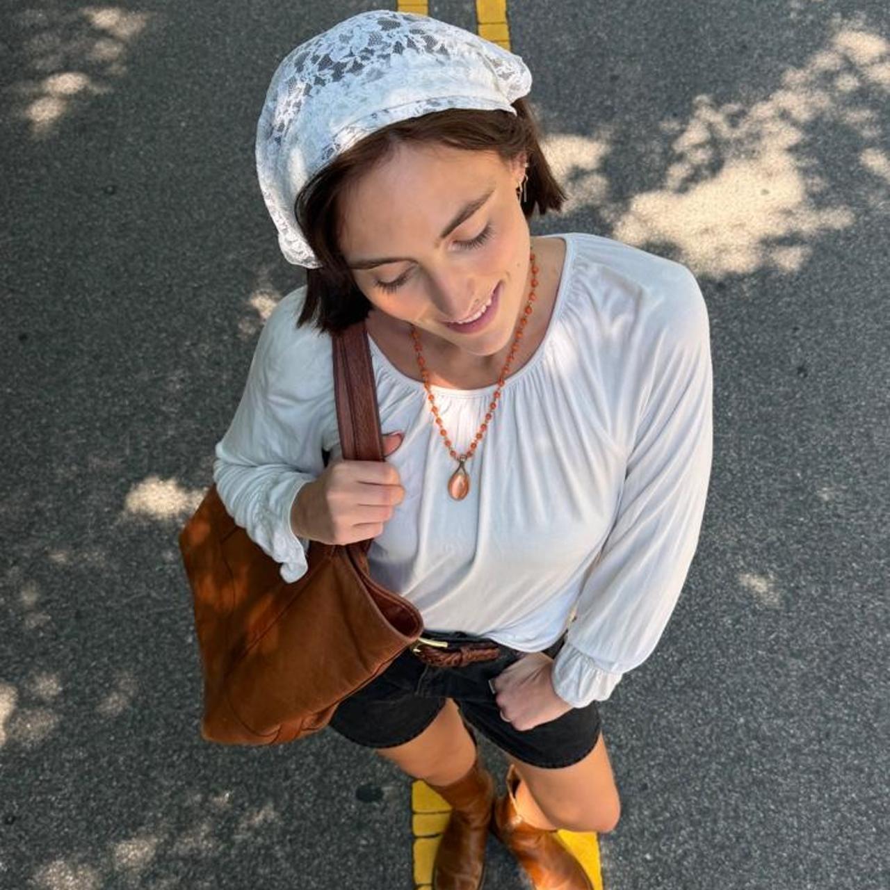 Vintage 90s white long sleeve blouse with flared trim 🥡