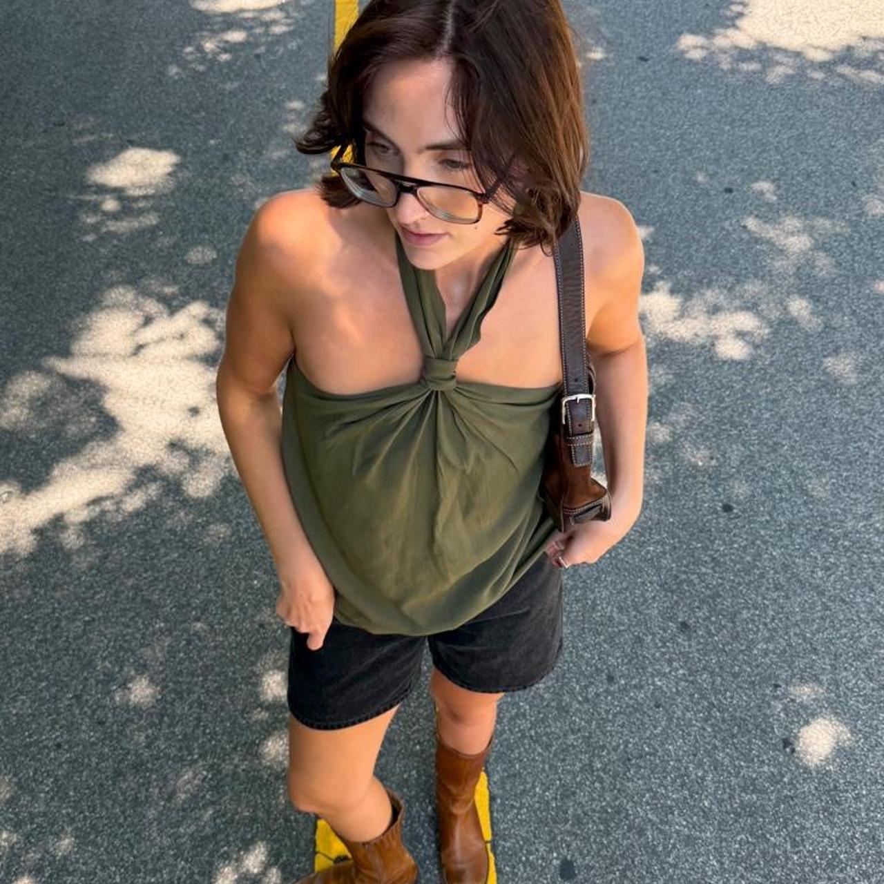 Nine West olive green halter top with a twist detail 🫒