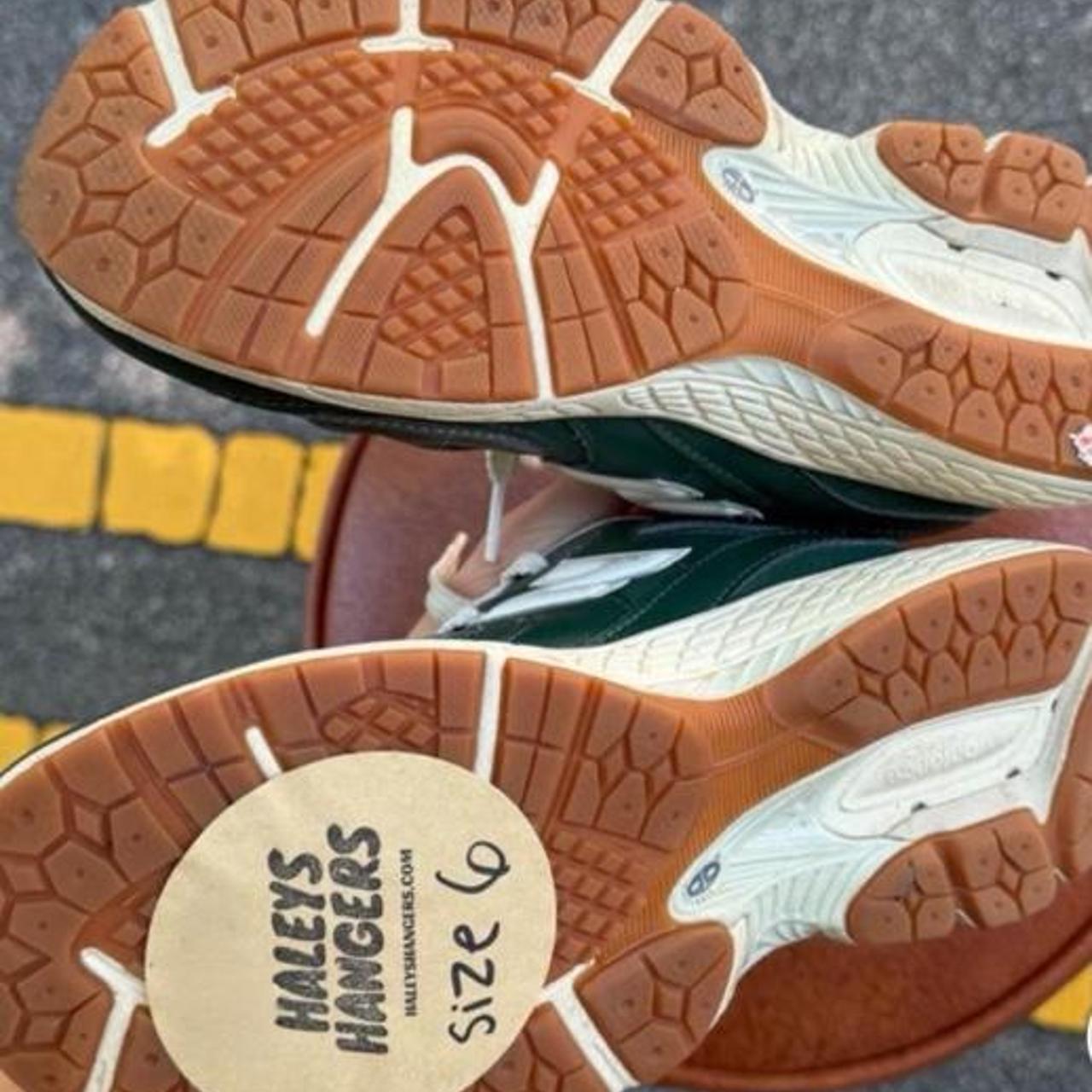 New Balance 9060 sneakers in green 🐢