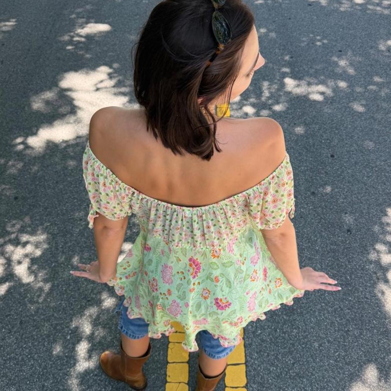 Vintage 90s green floral off the shoulder blouse with pink flowers 🌸
